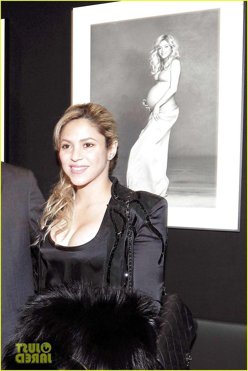 16P Shakira shows sexy body and boobs in huge cleavage