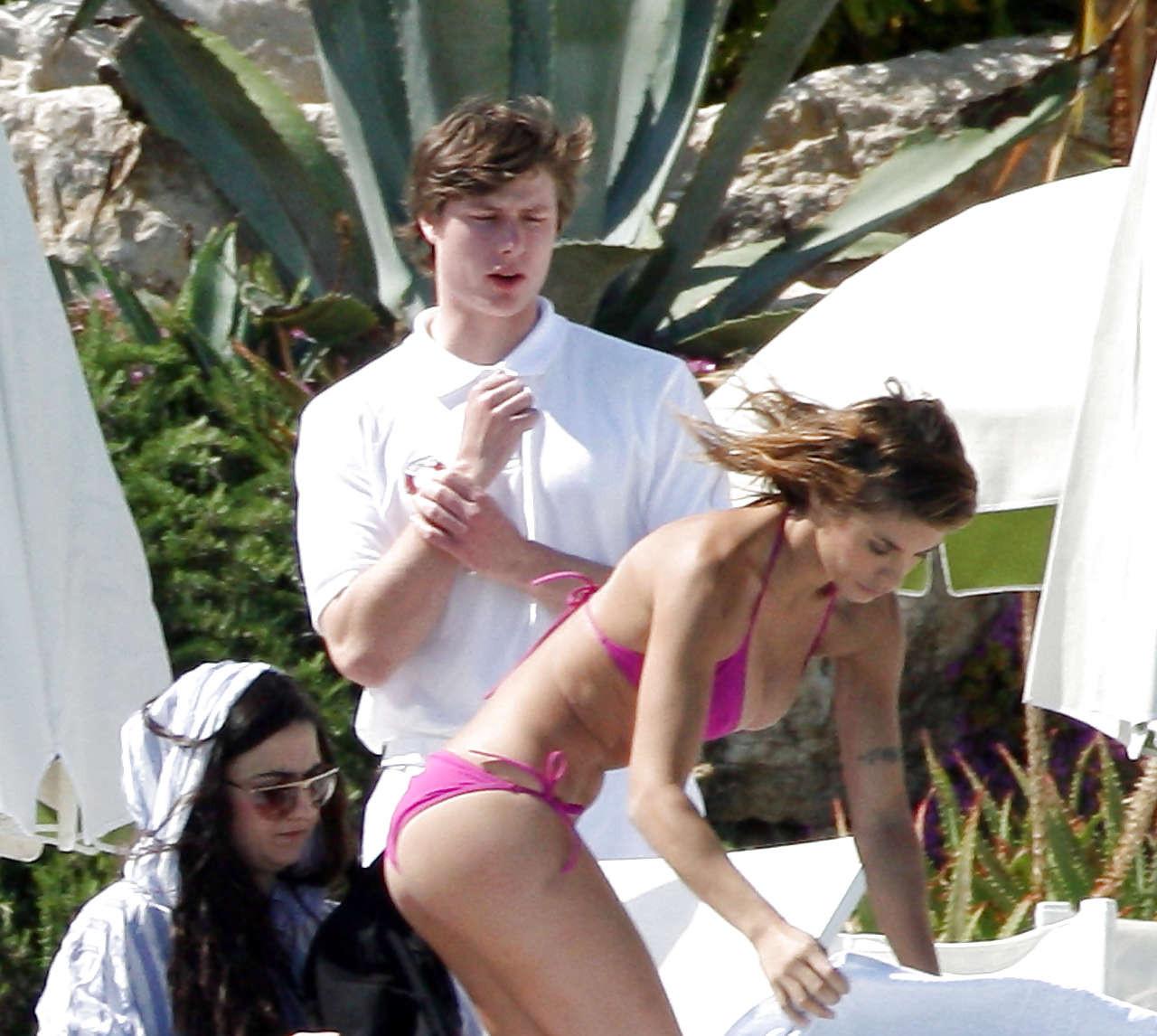 16P Elisabetta Canalis exposing sexy body and boobs on pool