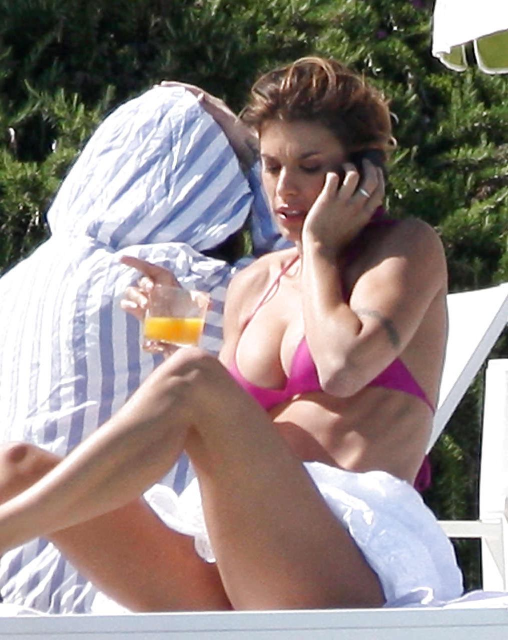 16P Elisabetta Canalis exposing sexy body and boobs on pool