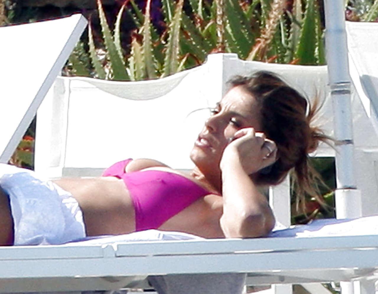 16P Elisabetta Canalis exposing sexy body and boobs on pool