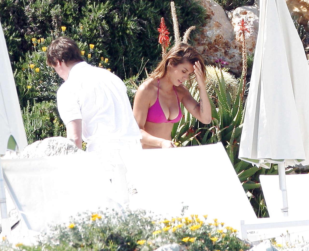 16P Elisabetta Canalis exposing sexy body and boobs on pool