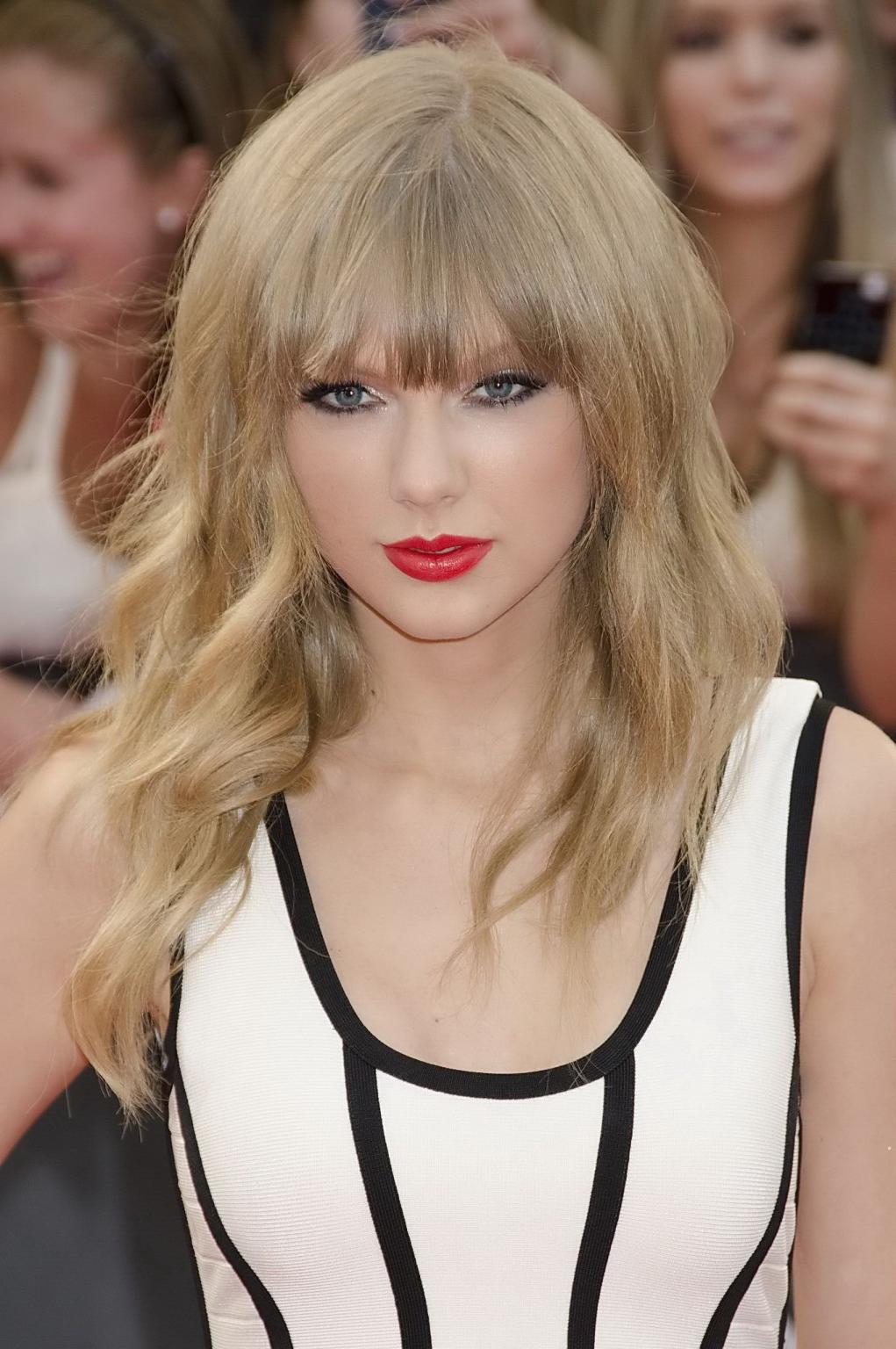 16P Taylor Swift busty wearing tight mini dress at the 2013 MuchMusic Video Awards i