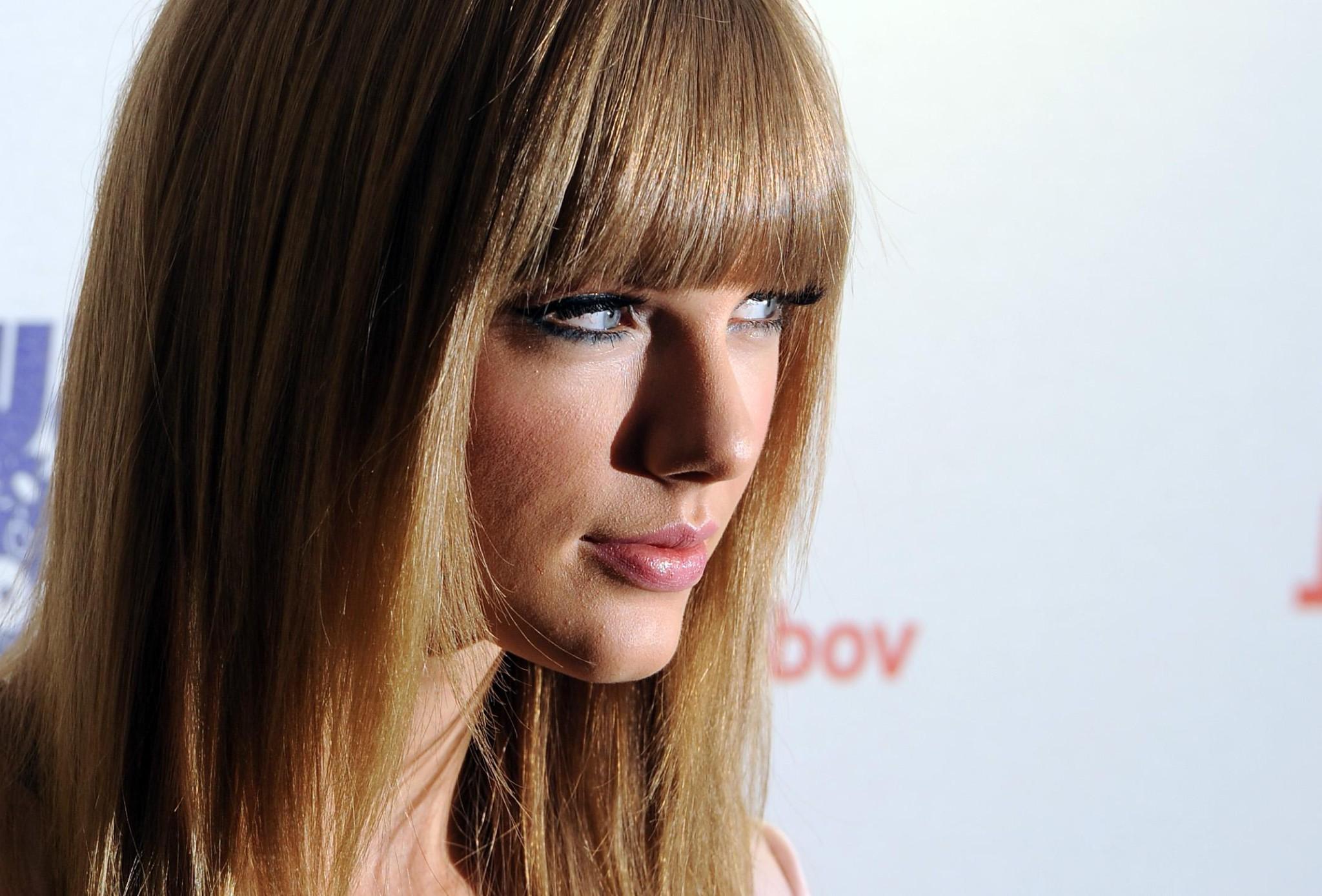 16P Taylor Swift shows off her legs  ass wearing a tight black shorts at the Capital
