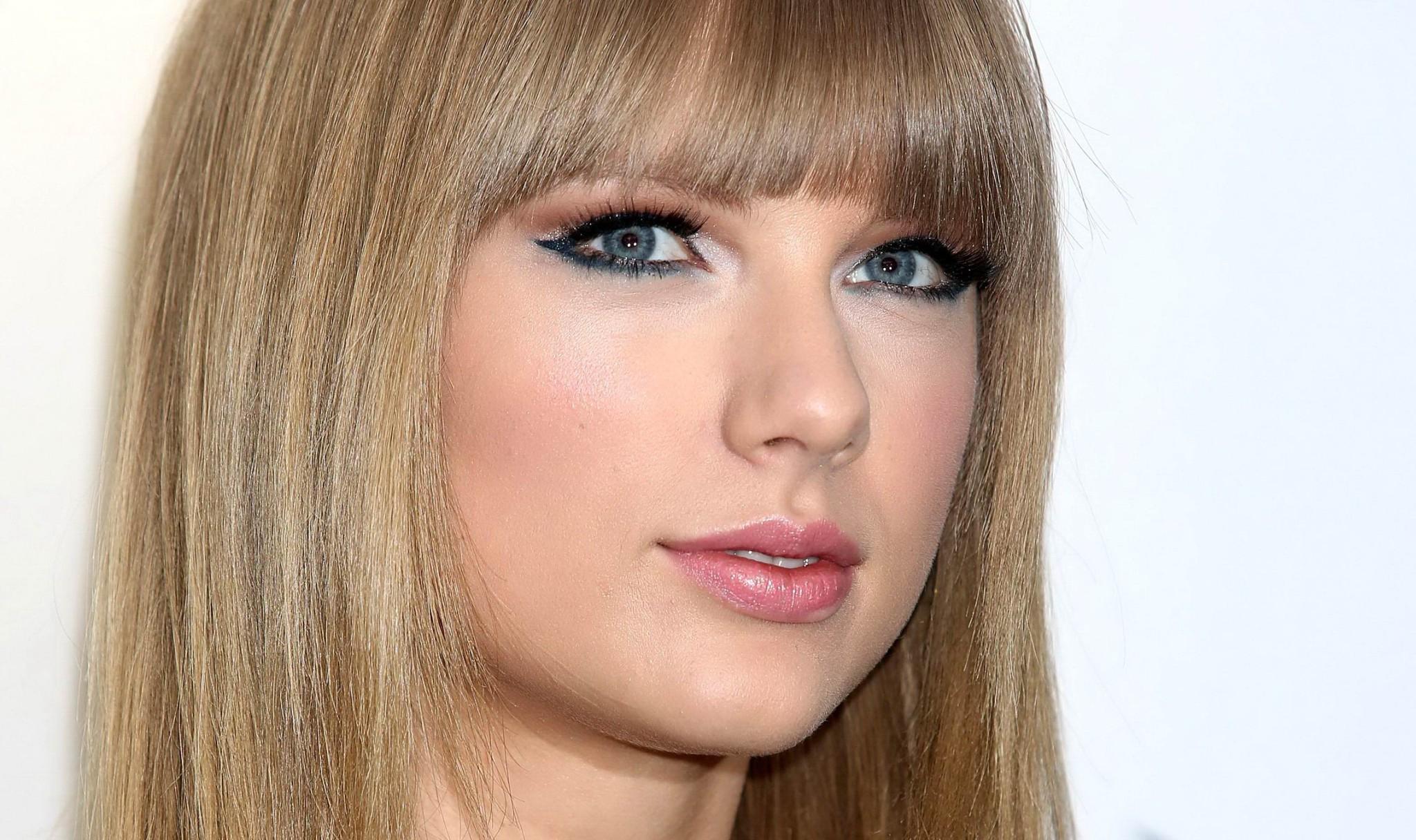 16P Taylor Swift shows off her legs  ass wearing a tight black shorts at the Capital