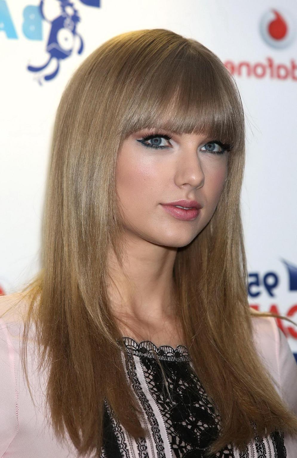 16P Taylor Swift shows off her legs  ass wearing a tight black shorts at the Capital