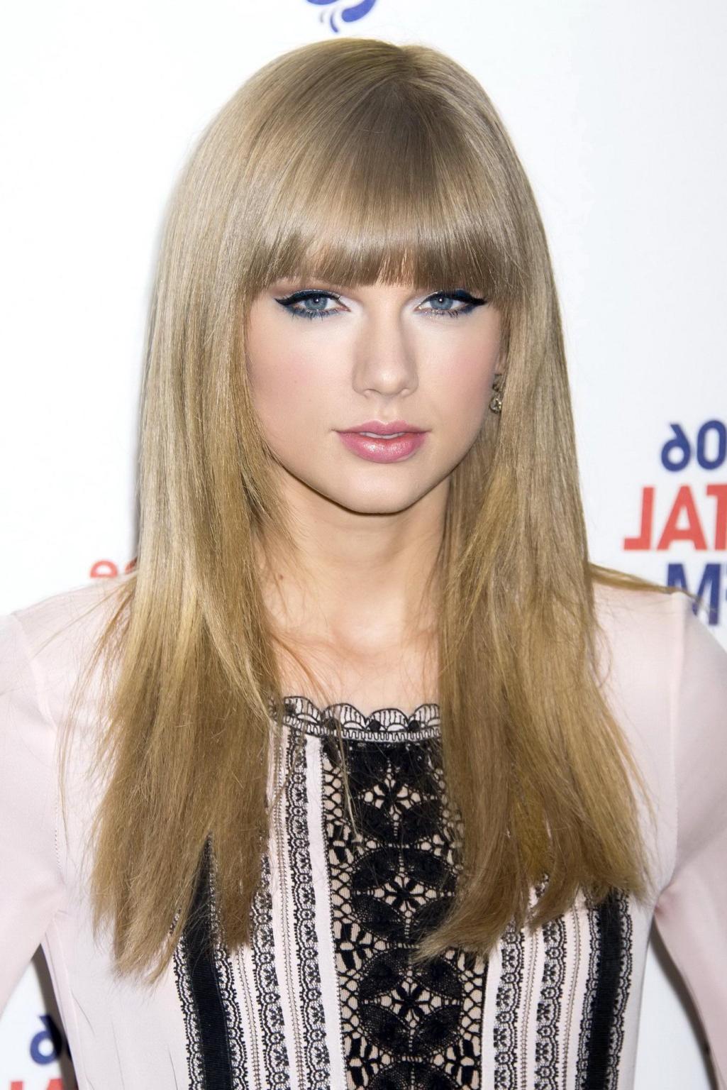 16P Taylor Swift shows off her legs  ass wearing a tight black shorts at the Capital