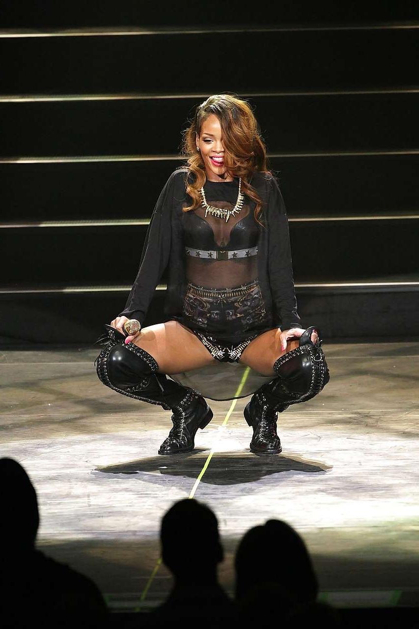 16P Rihanna showing her nice ass and her sexy body on stage