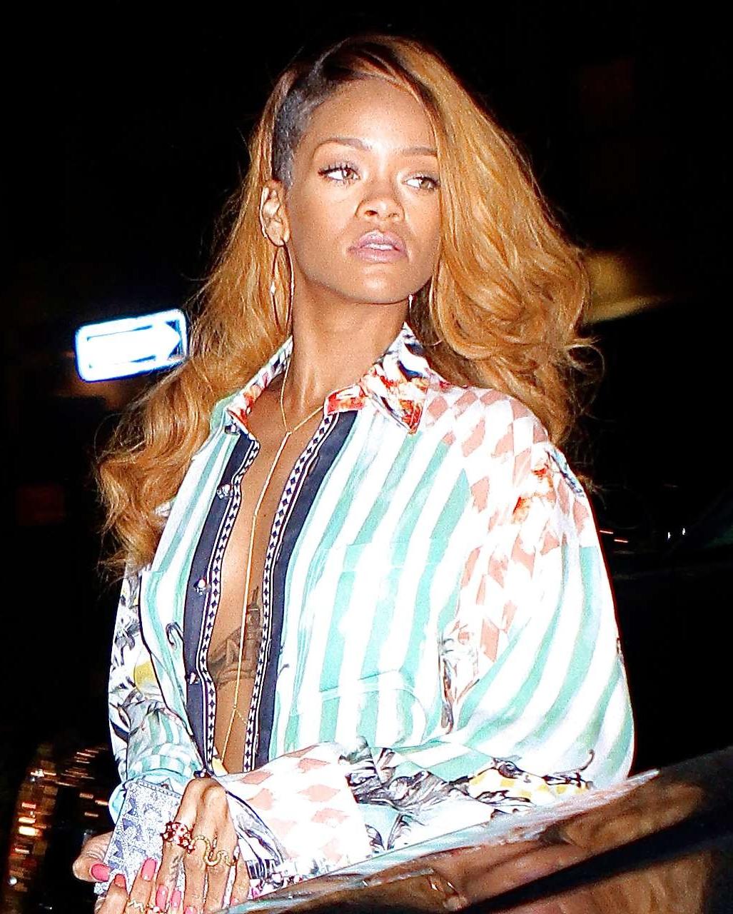 16P Rihanna showing her nice ass and her sexy body on stage