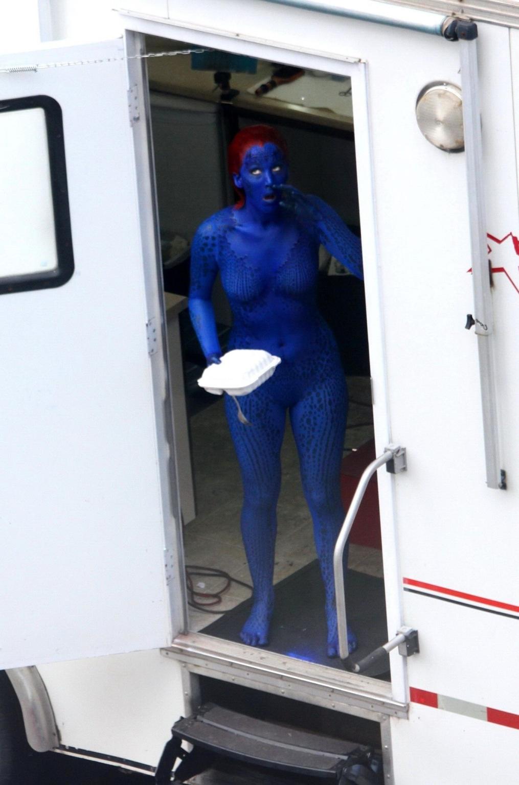 16P Jennifer Lawrence fully nude with Mystique makeup on the X-Men set in Montreal