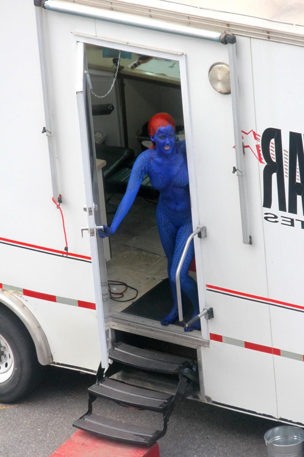 16P Jennifer Lawrence fully nude with Mystique makeup on the X-Men set in Montreal