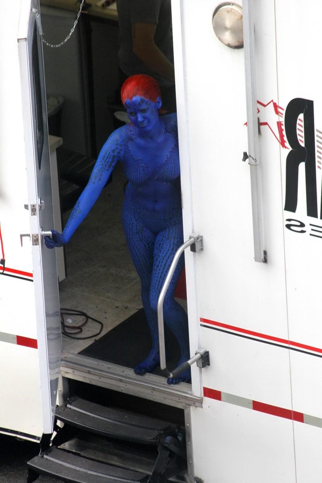 16P Jennifer Lawrence fully nude with Mystique makeup on the X-Men set in Montreal