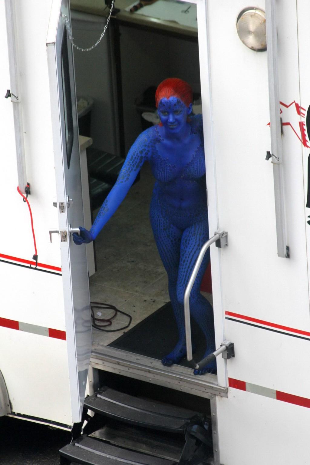 16P Jennifer Lawrence fully nude with Mystique makeup on the X-Men set in Montreal