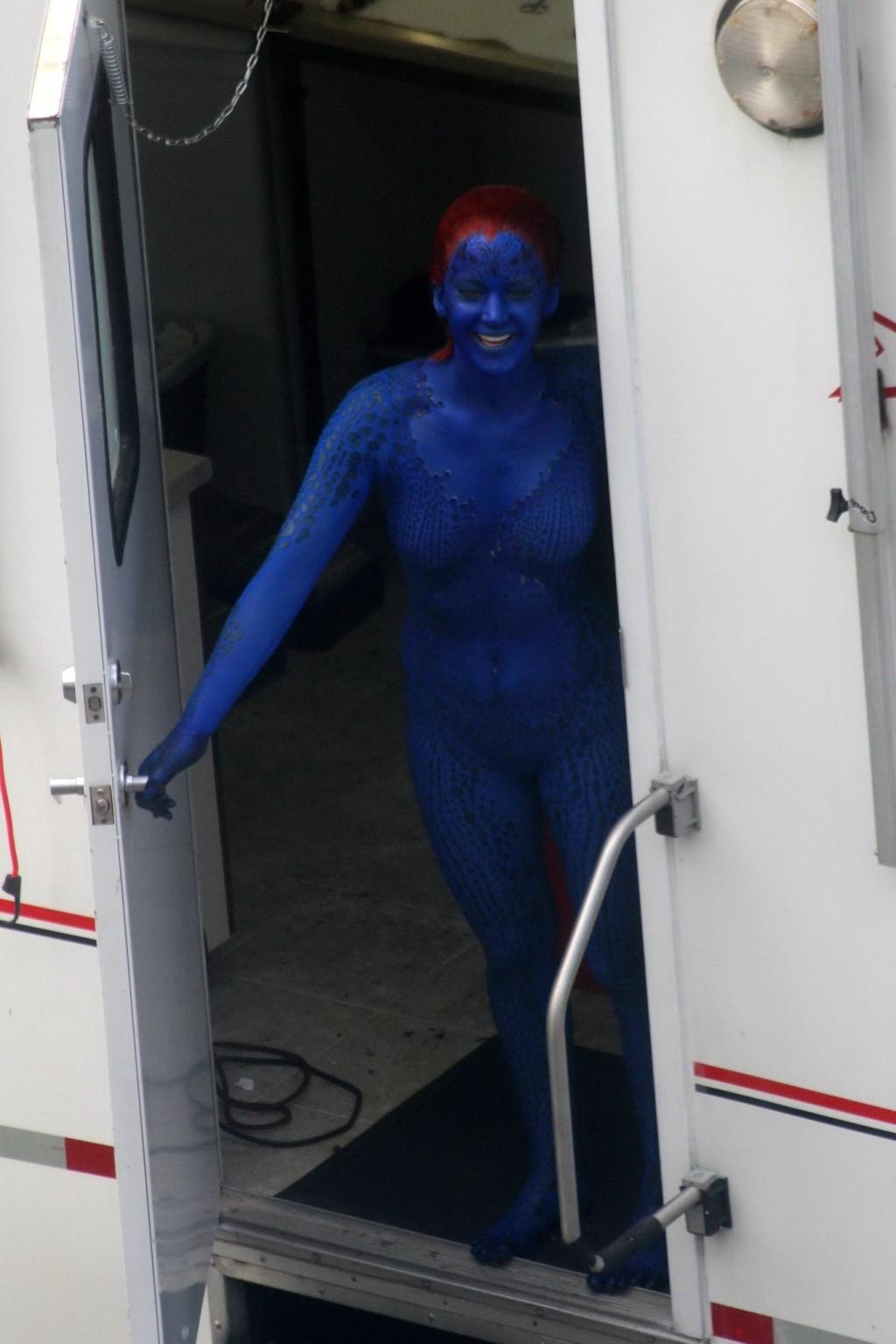 16P Jennifer Lawrence fully nude with Mystique makeup on the X-Men set in Montreal