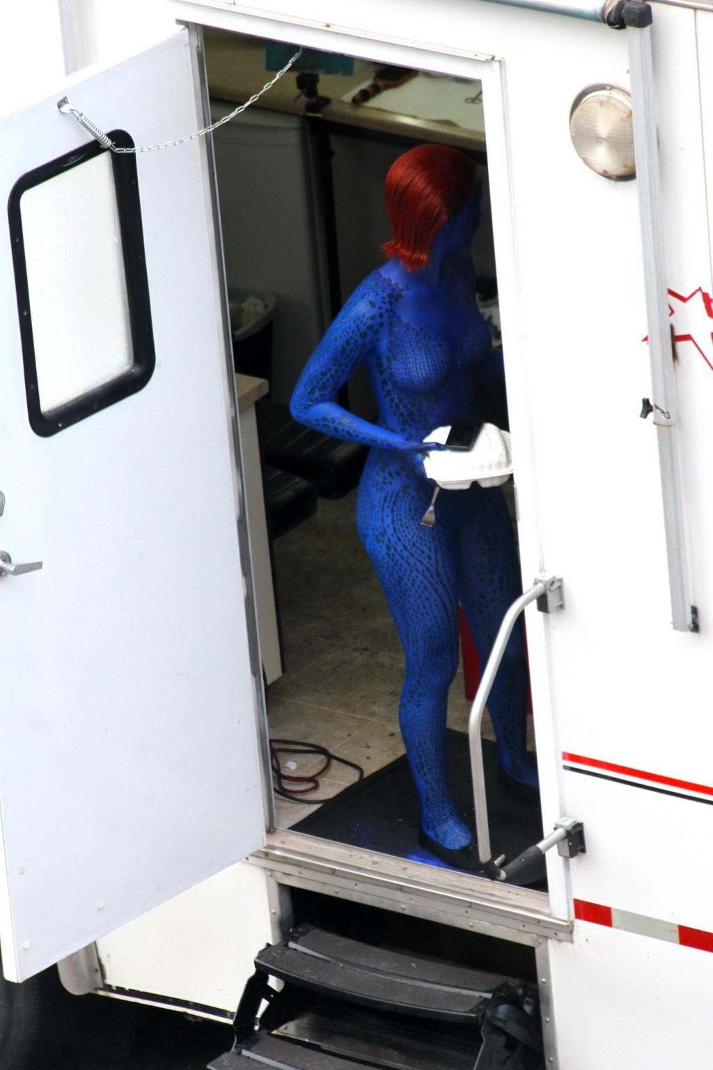 16P Jennifer Lawrence fully nude with Mystique makeup on the X-Men set in Montreal