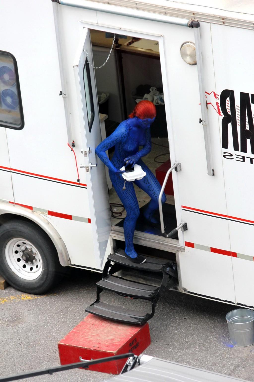16P Jennifer Lawrence fully nude with Mystique makeup on the X-Men set in Montreal