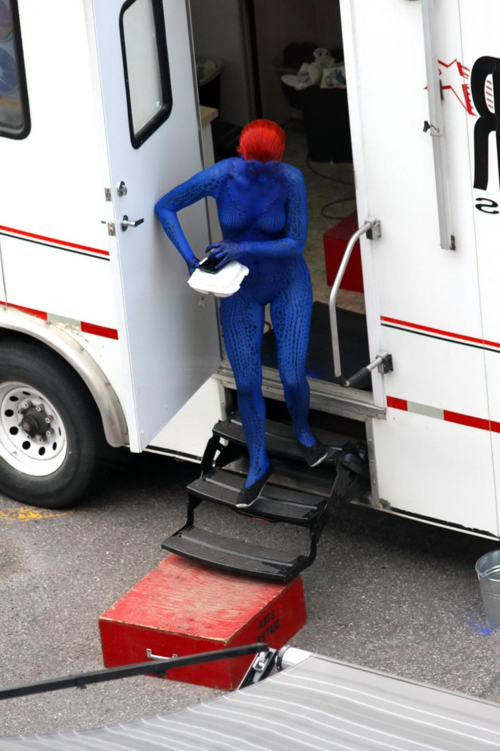 16P Jennifer Lawrence fully nude with Mystique makeup on the X-Men set in Montreal