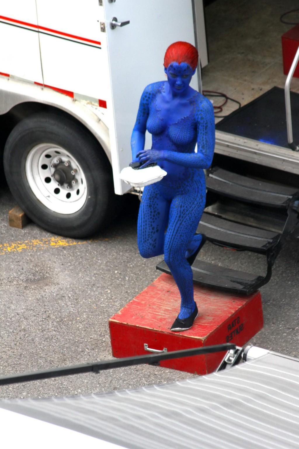16P Jennifer Lawrence fully nude with Mystique makeup on the X-Men set in Montreal