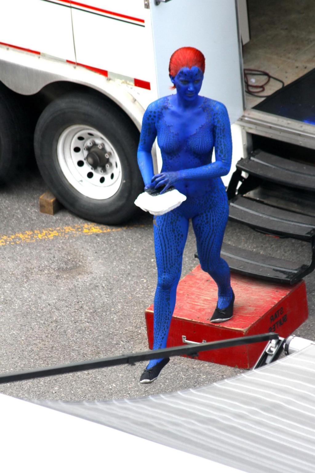 16P Jennifer Lawrence fully nude with Mystique makeup on the X-Men set in Montreal