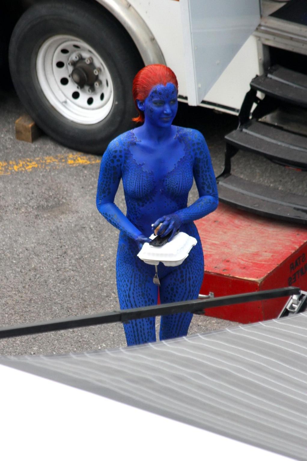 16P Jennifer Lawrence fully nude with Mystique makeup on the X-Men set in Montreal