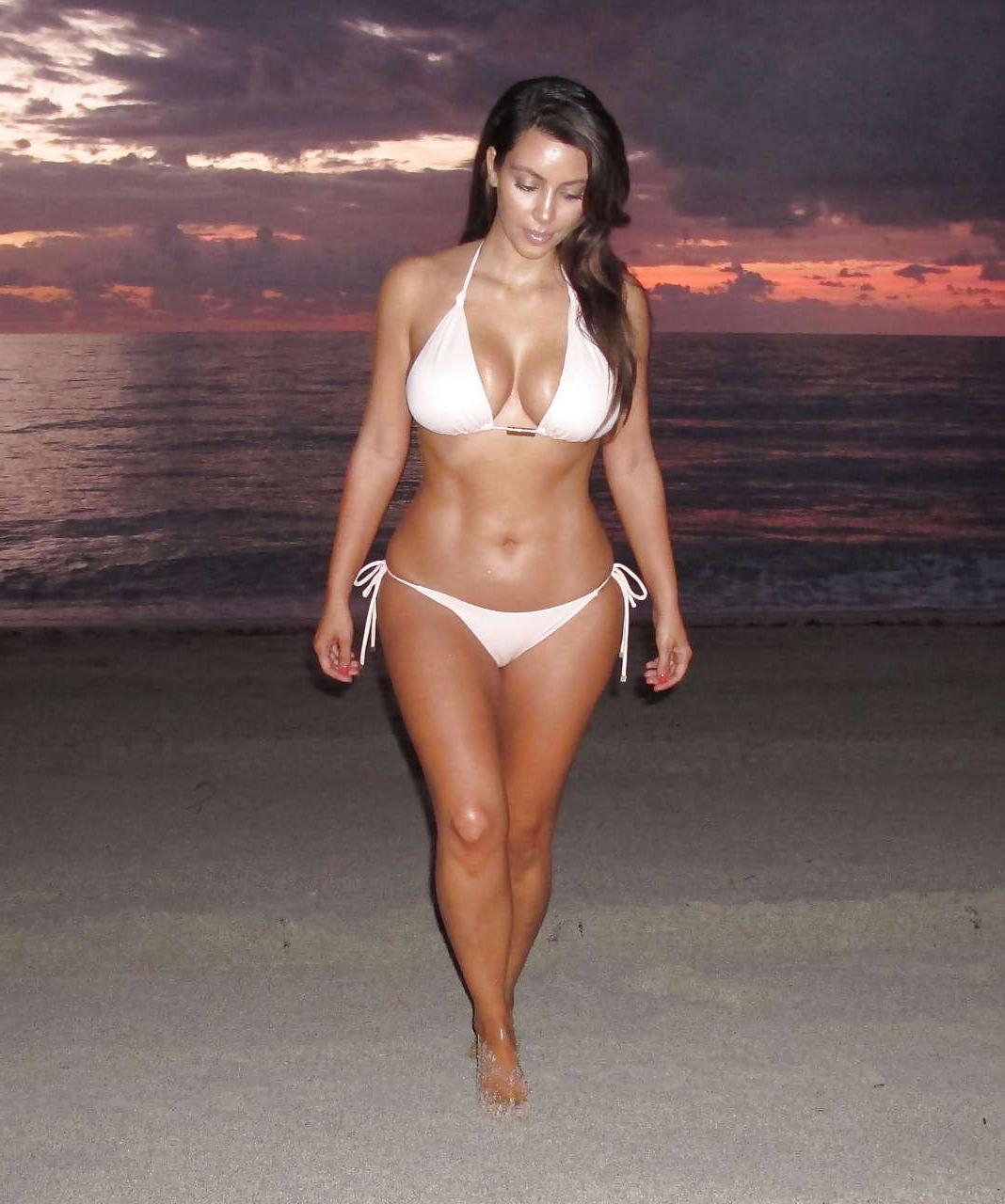 16P Kim Kardashian exposing big boobs and sexy body in bikini