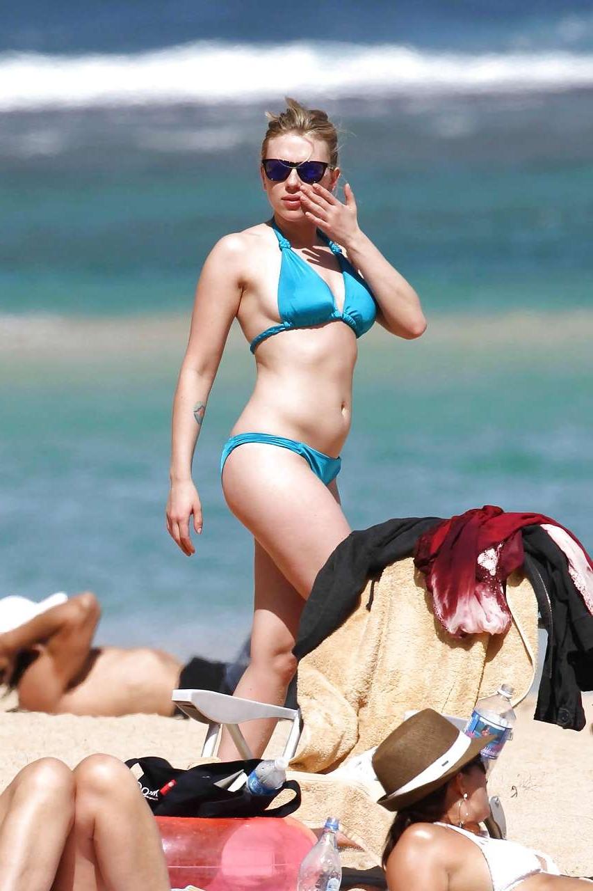 16P Scarlett Johansson exposing big boobs and sexy body in bikini
