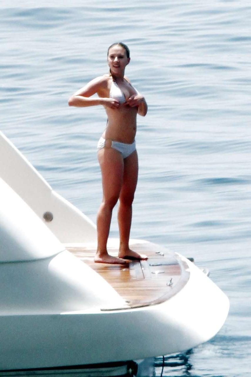 16P Scarlett Johansson exposing big boobs and sexy body in bikini