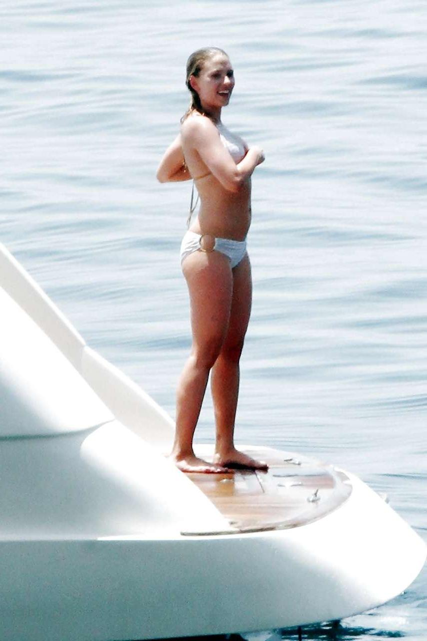 16P Scarlett Johansson exposing big boobs and sexy body in bikini