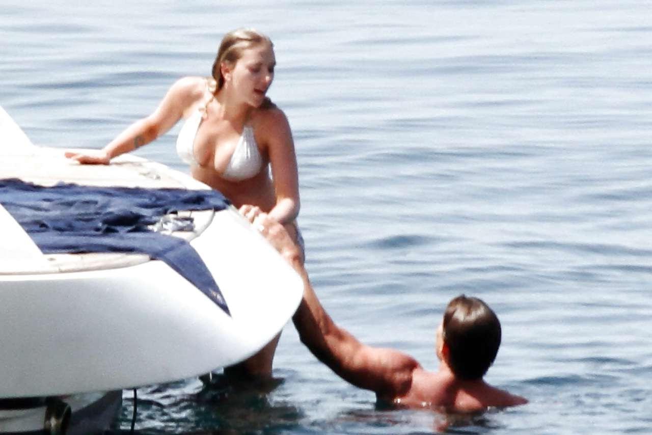 16P Scarlett Johansson exposing big boobs and sexy body in bikini