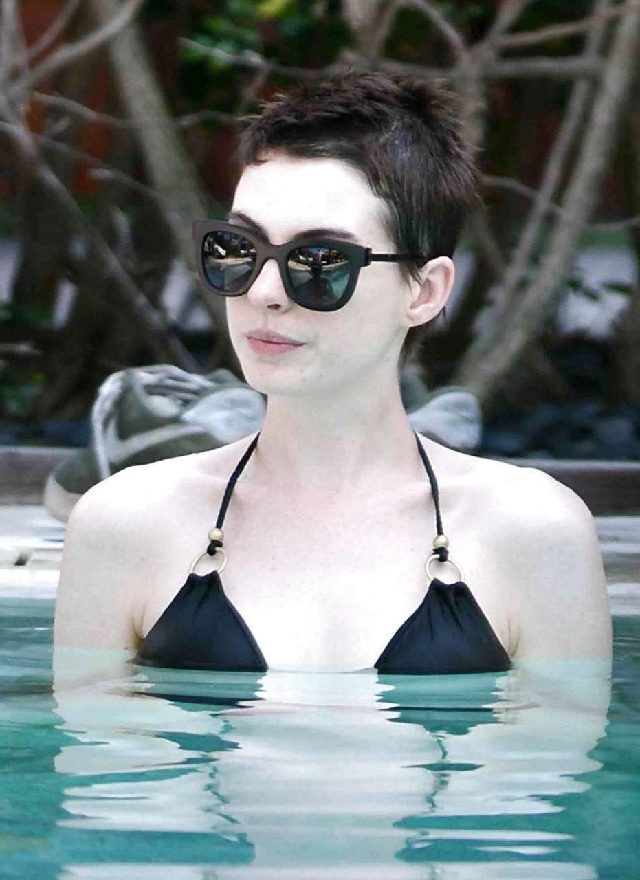16P Anne Hathaway exposing huge cleavage in sexy dress