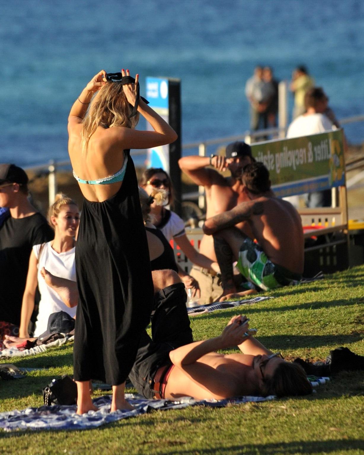 16P Samara Weaving in bikini petting with her boyfriend on Bondy Beach in Australia