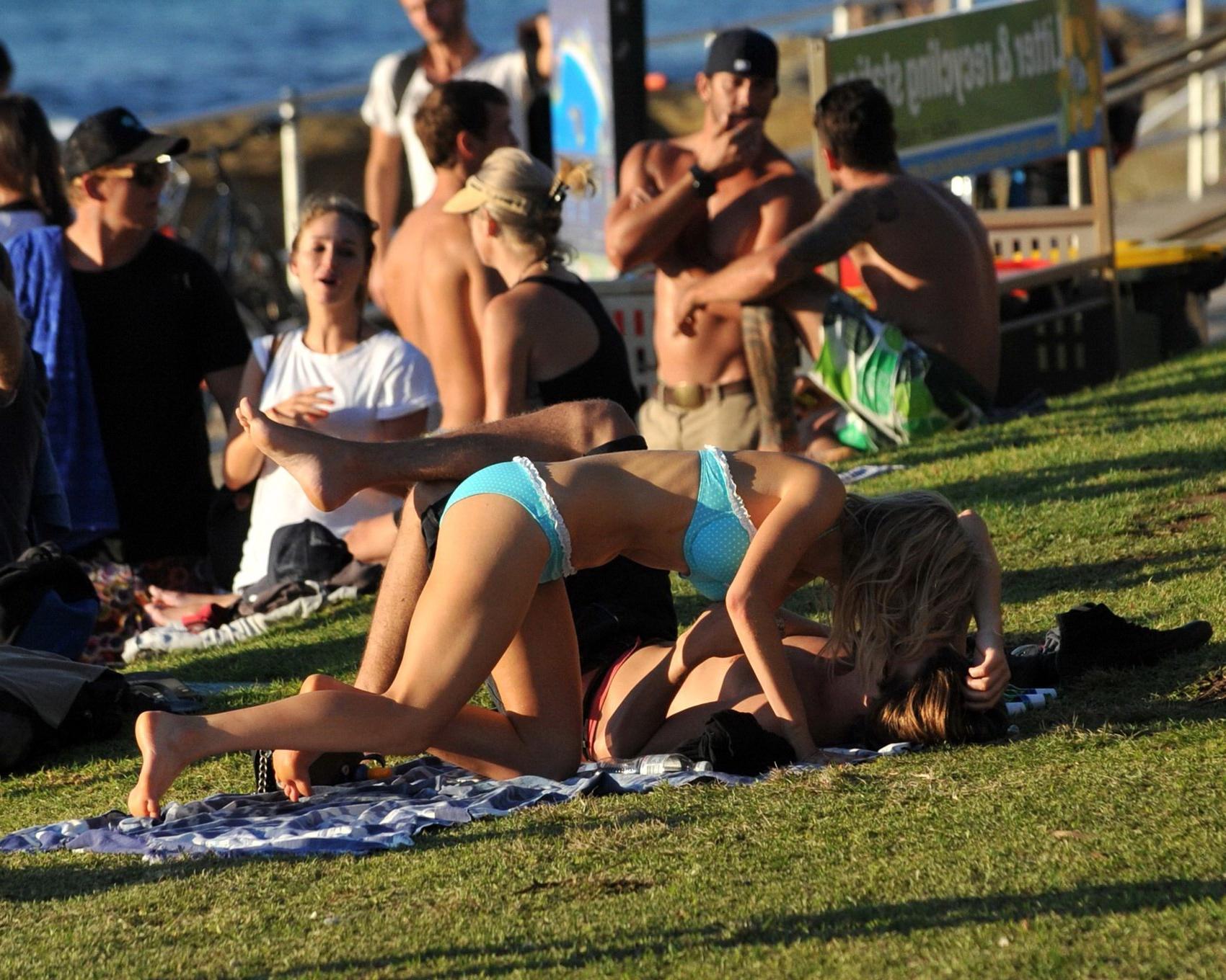 16P Samara Weaving in bikini petting with her boyfriend on Bondy Beach in Australia