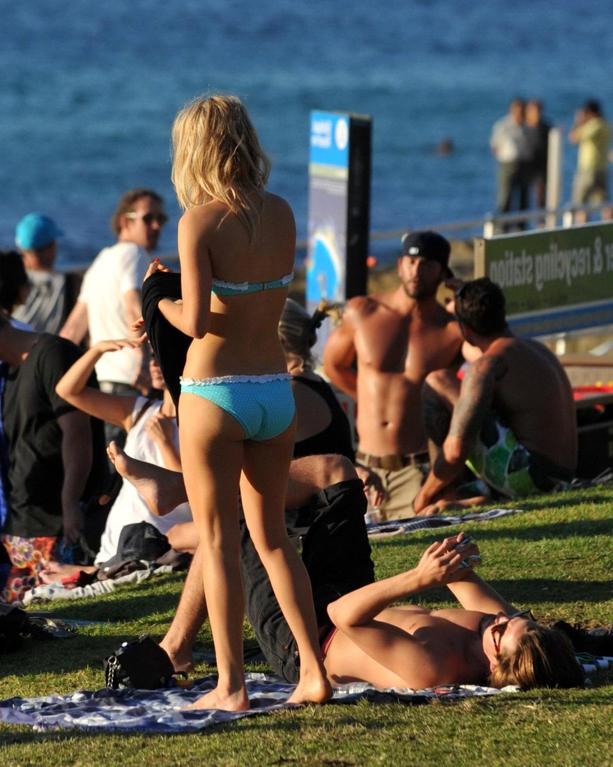 16P Samara Weaving in bikini petting with her boyfriend on Bondy Beach in Australia