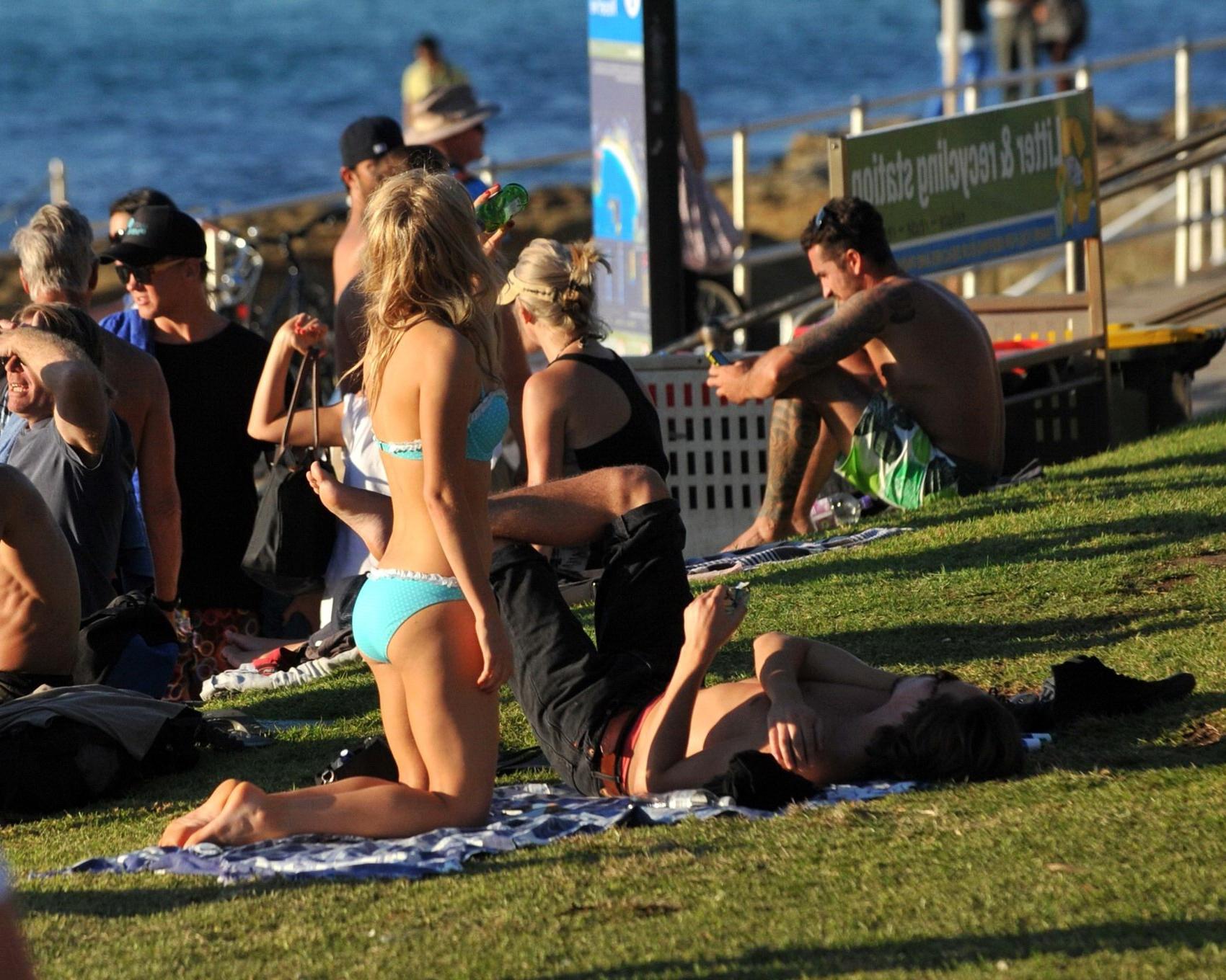 16P Samara Weaving in bikini petting with her boyfriend on Bondy Beach in Australia
