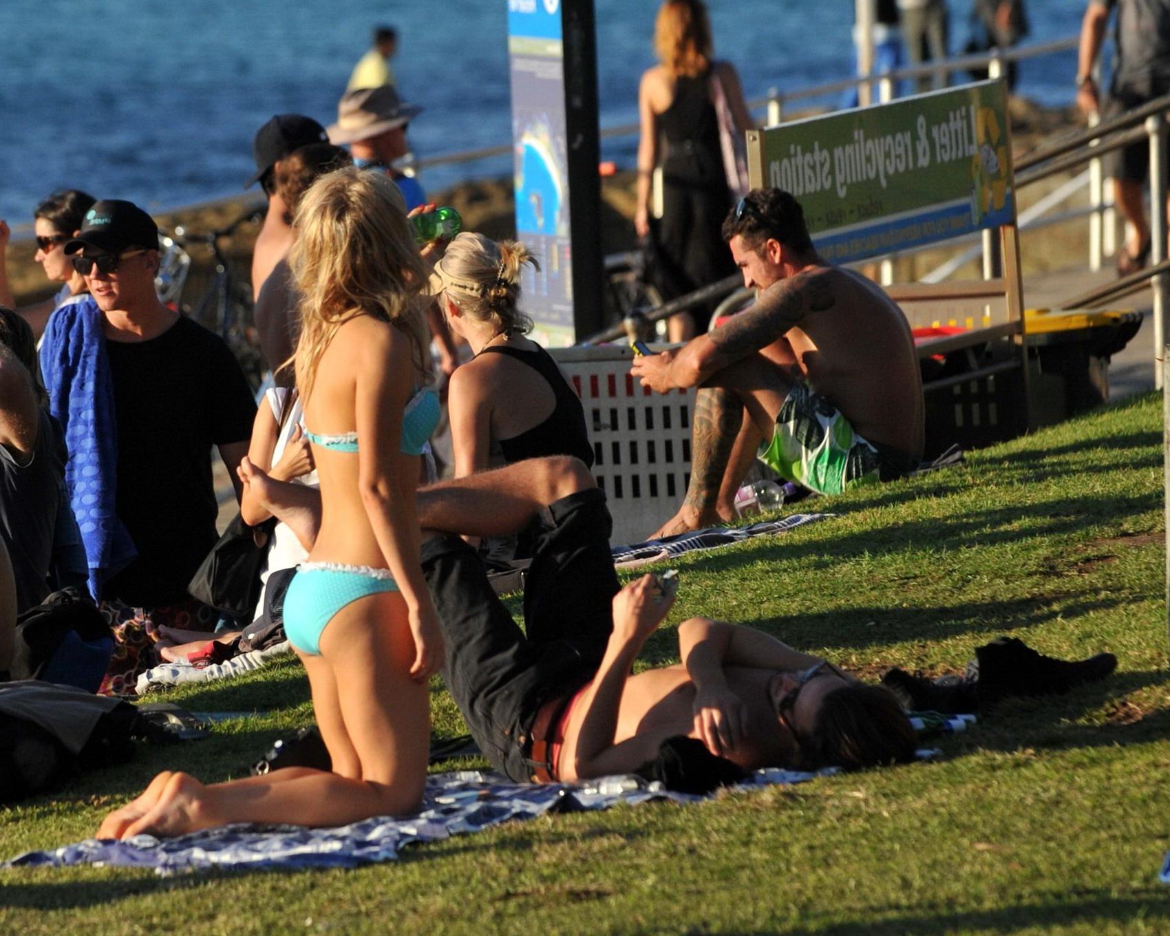 16P Samara Weaving in bikini petting with her boyfriend on Bondy Beach in Australia