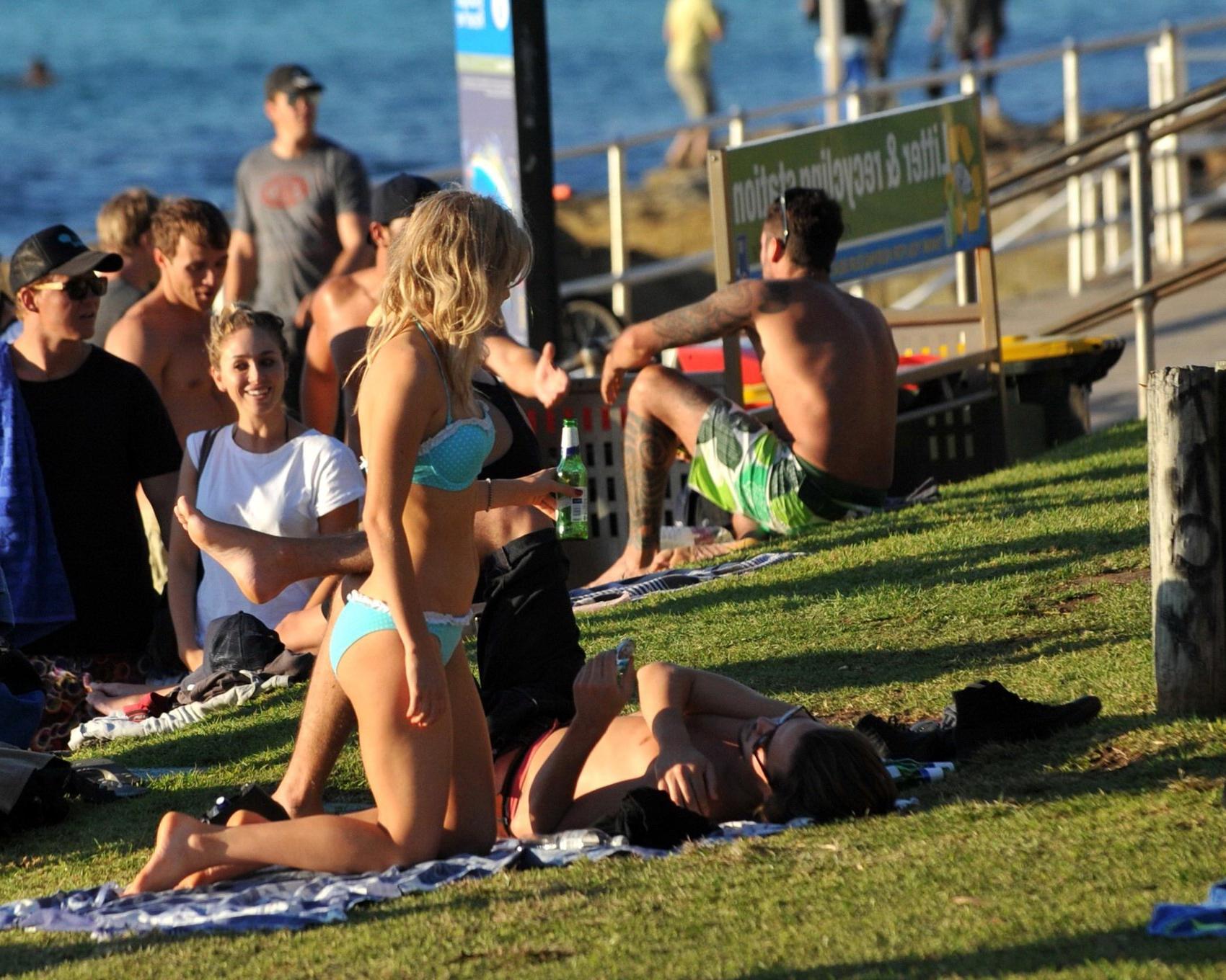 16P Samara Weaving in bikini petting with her boyfriend on Bondy Beach in Australia