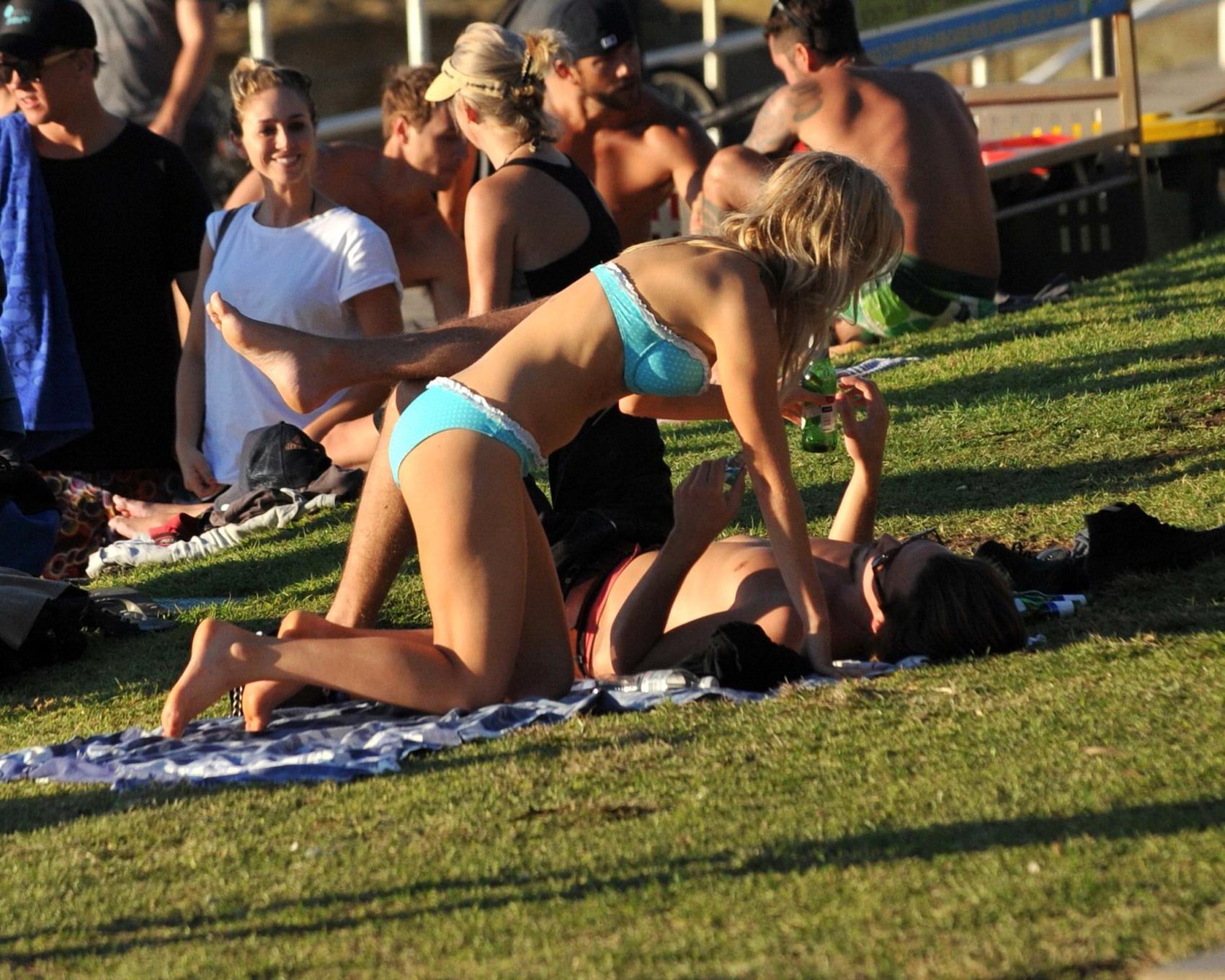 16P Samara Weaving in bikini petting with her boyfriend on Bondy Beach in Australia