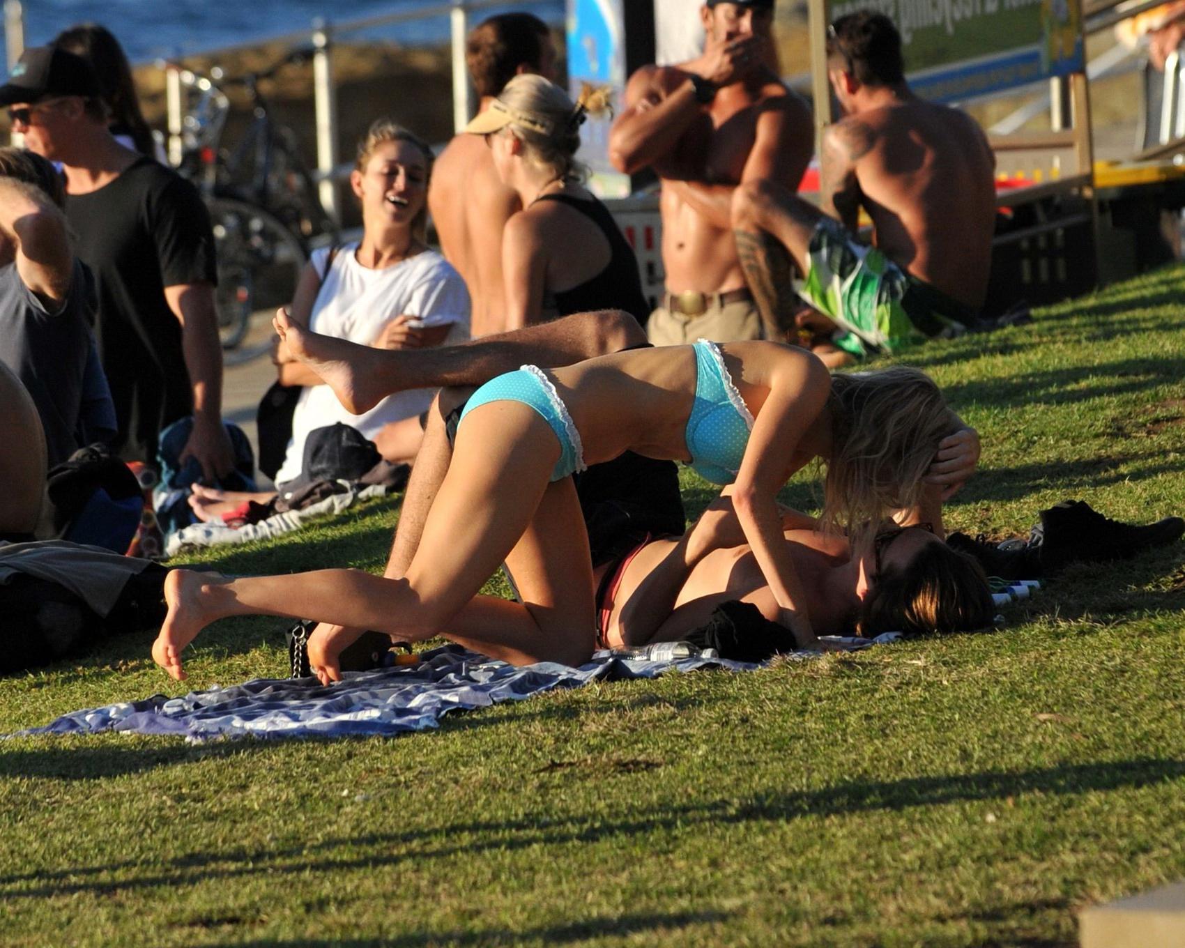 16P Samara Weaving in bikini petting with her boyfriend on Bondy Beach in Australia