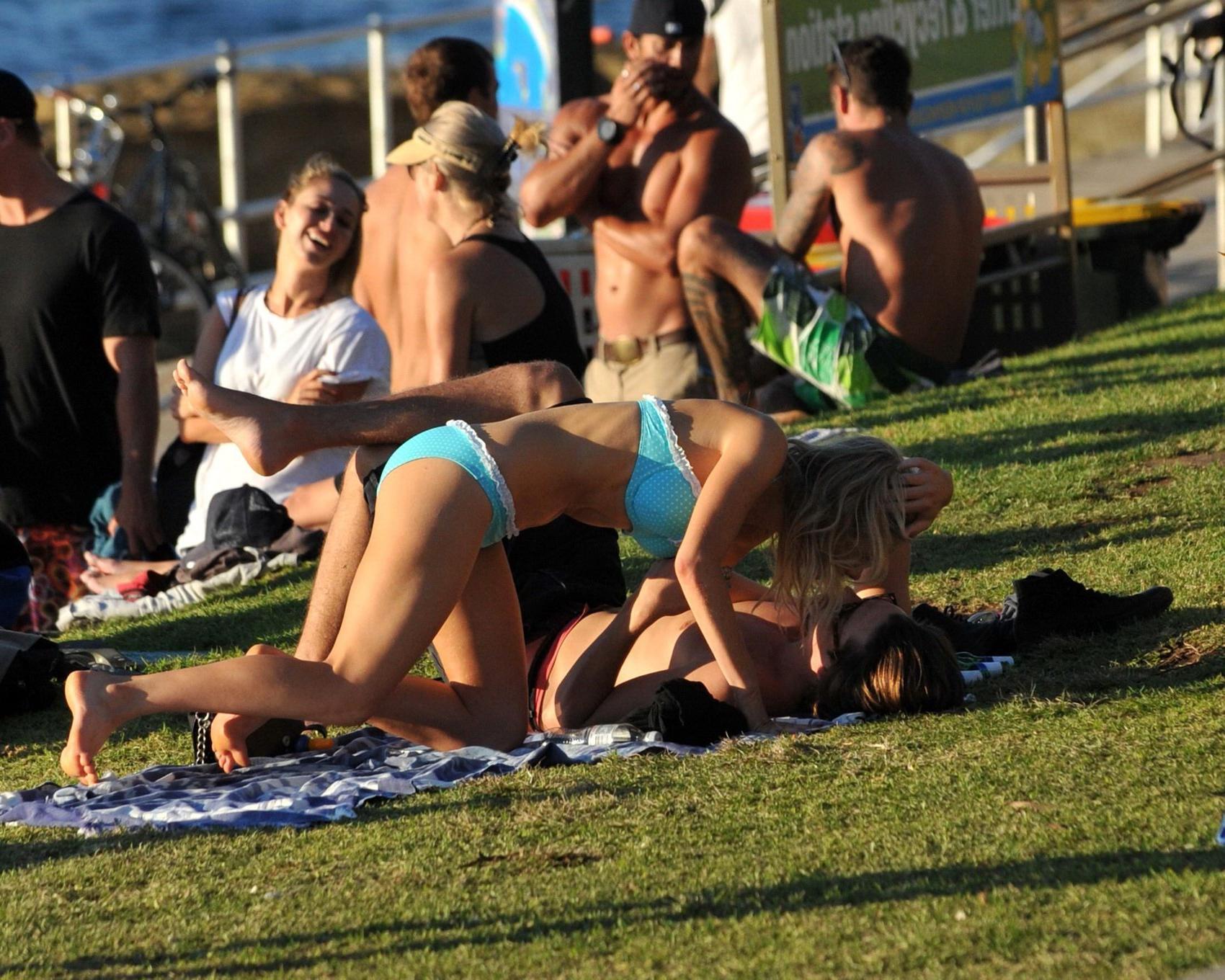16P Samara Weaving in bikini petting with her boyfriend on Bondy Beach in Australia