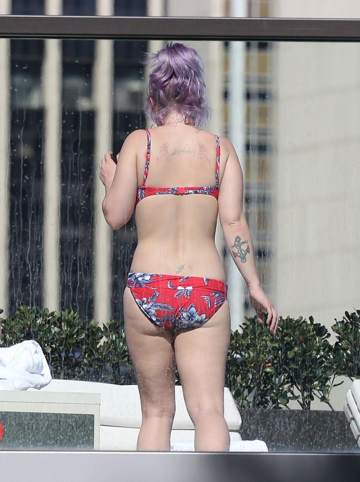 16P Kelly Osbourne showing off her chubby bikini body in Sydney