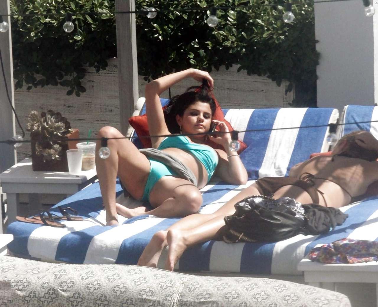 16P Selena Gomez exposing sexy body and hot ass in bikini