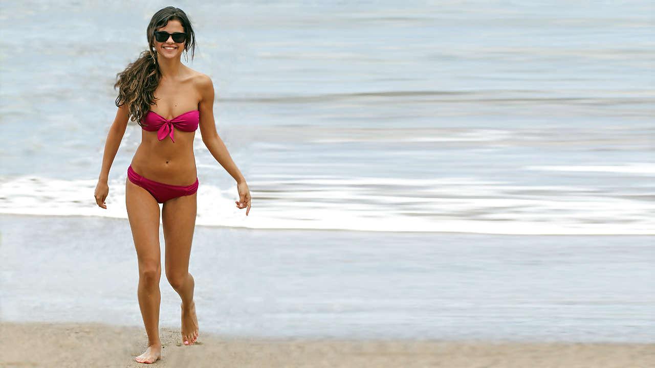 16P Selena Gomez exposing sexy body and hot ass in bikini