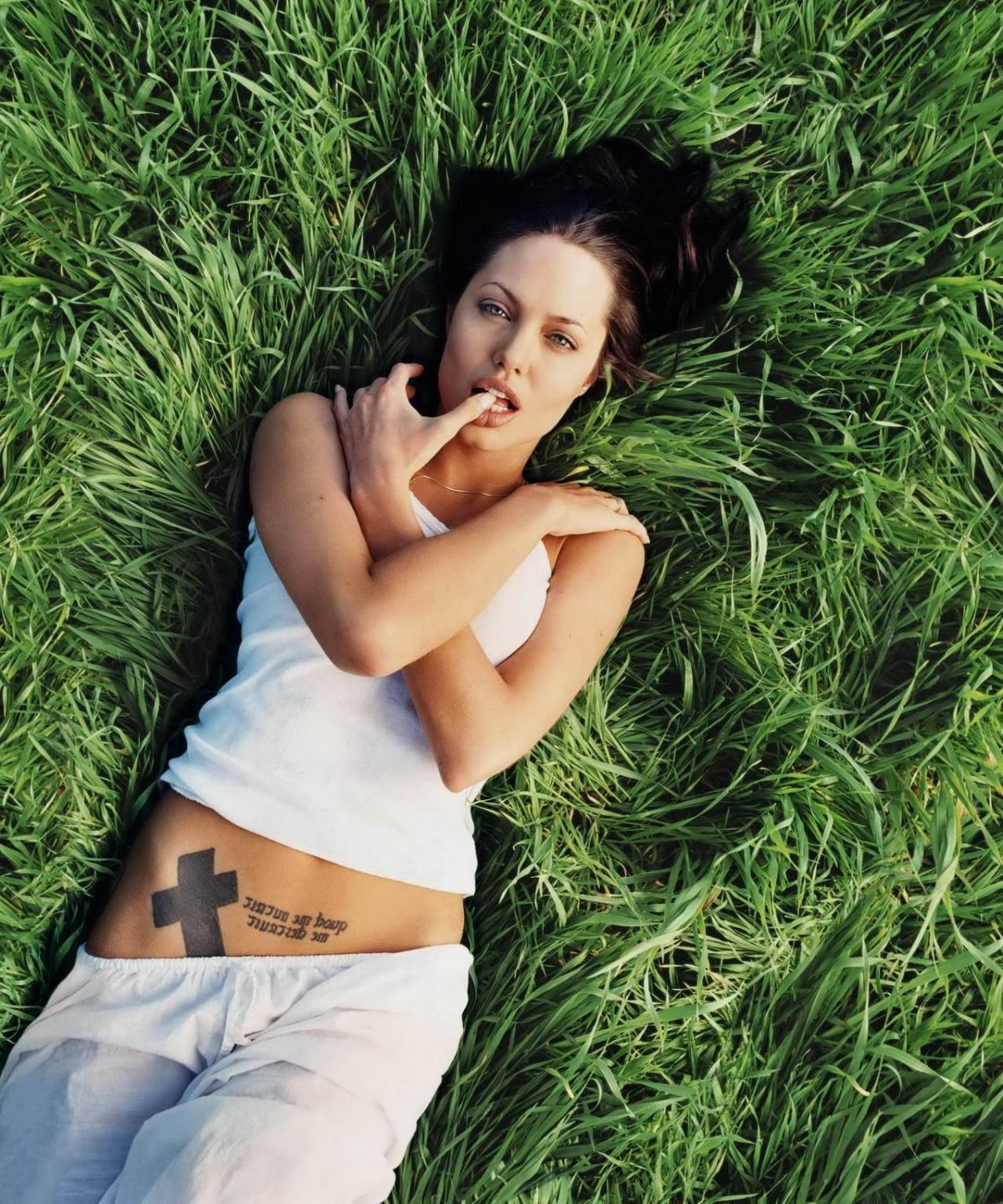 16P Angelina Jolie forgotten topless photoshoot by David LaChapelle for Rolling Ston