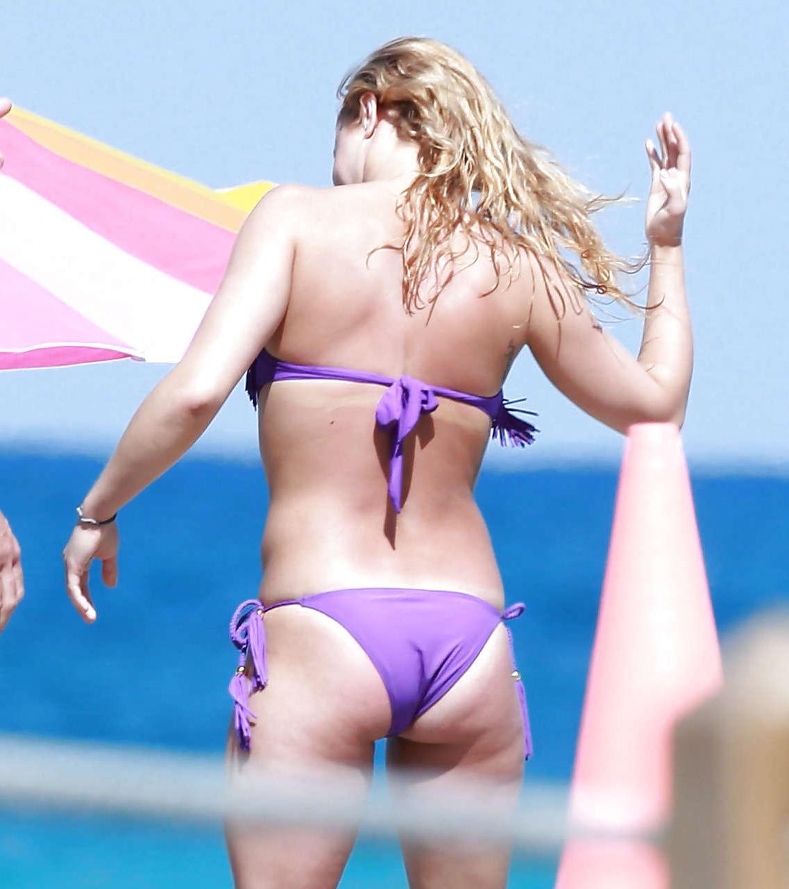 16P Hayden Panettiere exposing sexy body and hot ass in bikini