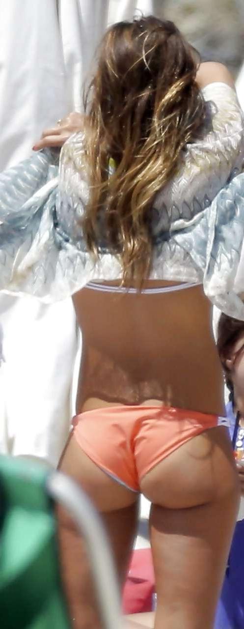 16P Jessica Alba exposing sexy body and hot ass in bikini