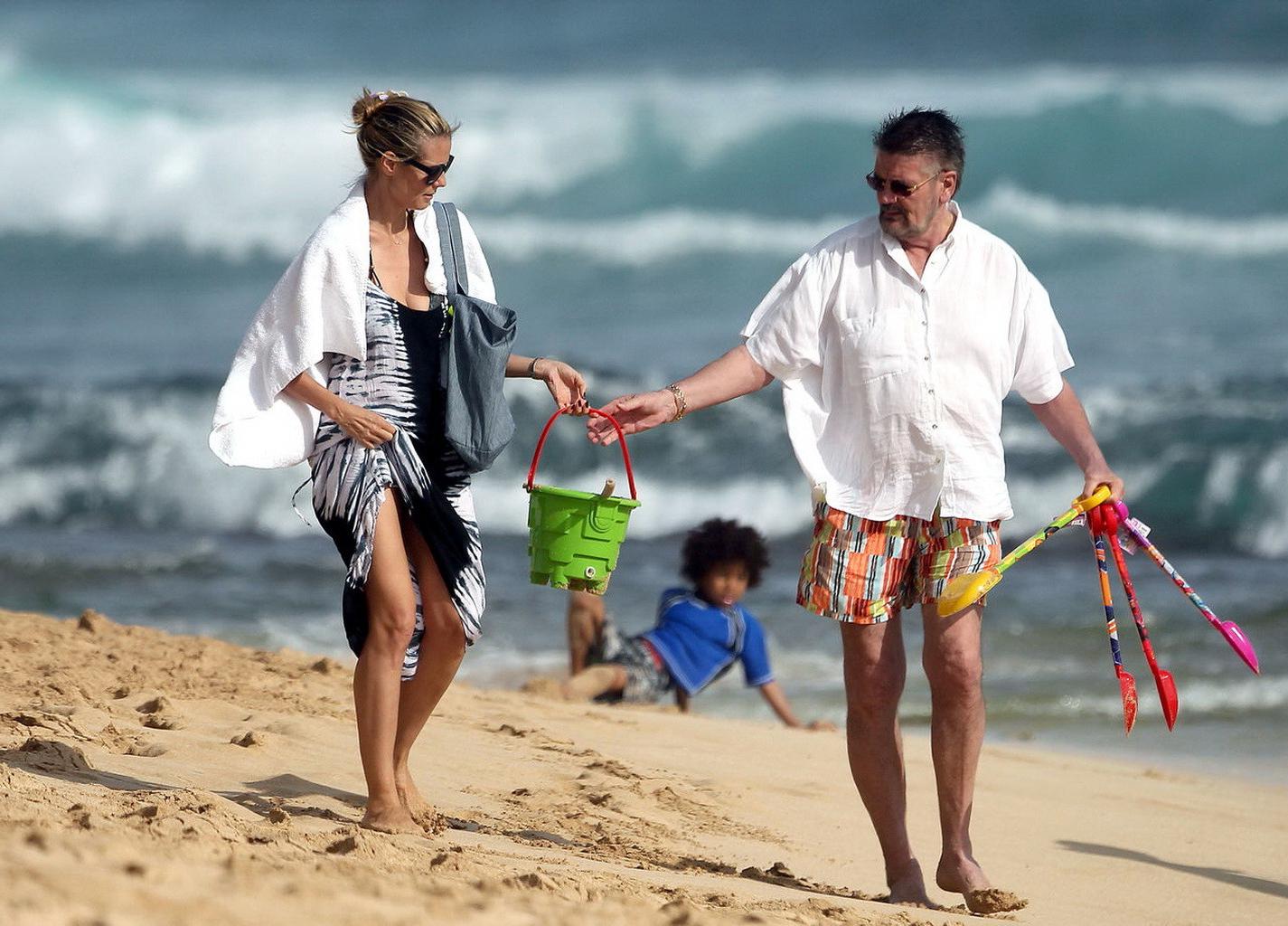 16P Busty Heidi Klum nipple slip on a beach in Hawaii