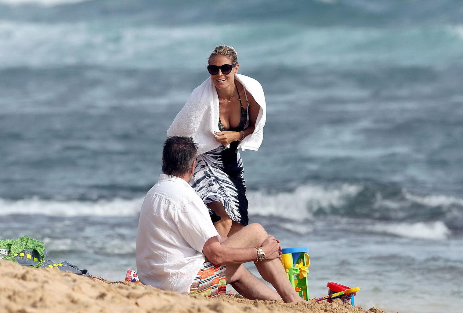 16P Busty Heidi Klum nipple slip on a beach in Hawaii