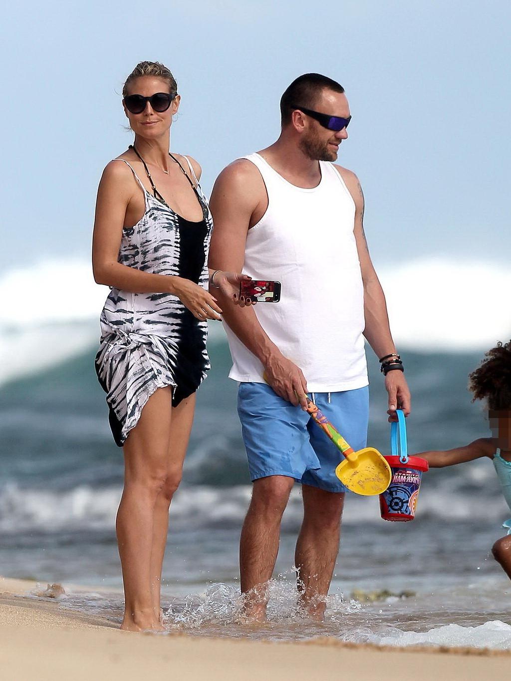 16P Busty Heidi Klum nipple slip on a beach in Hawaii