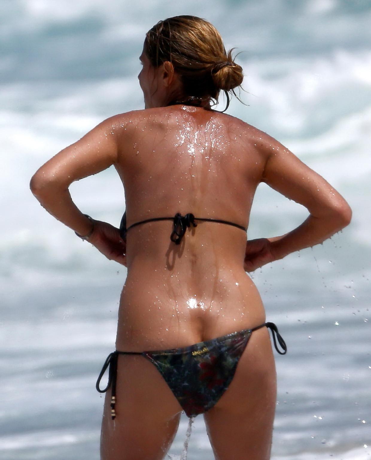 16P Busty Heidi Klum nipple slip on a beach in Hawaii
