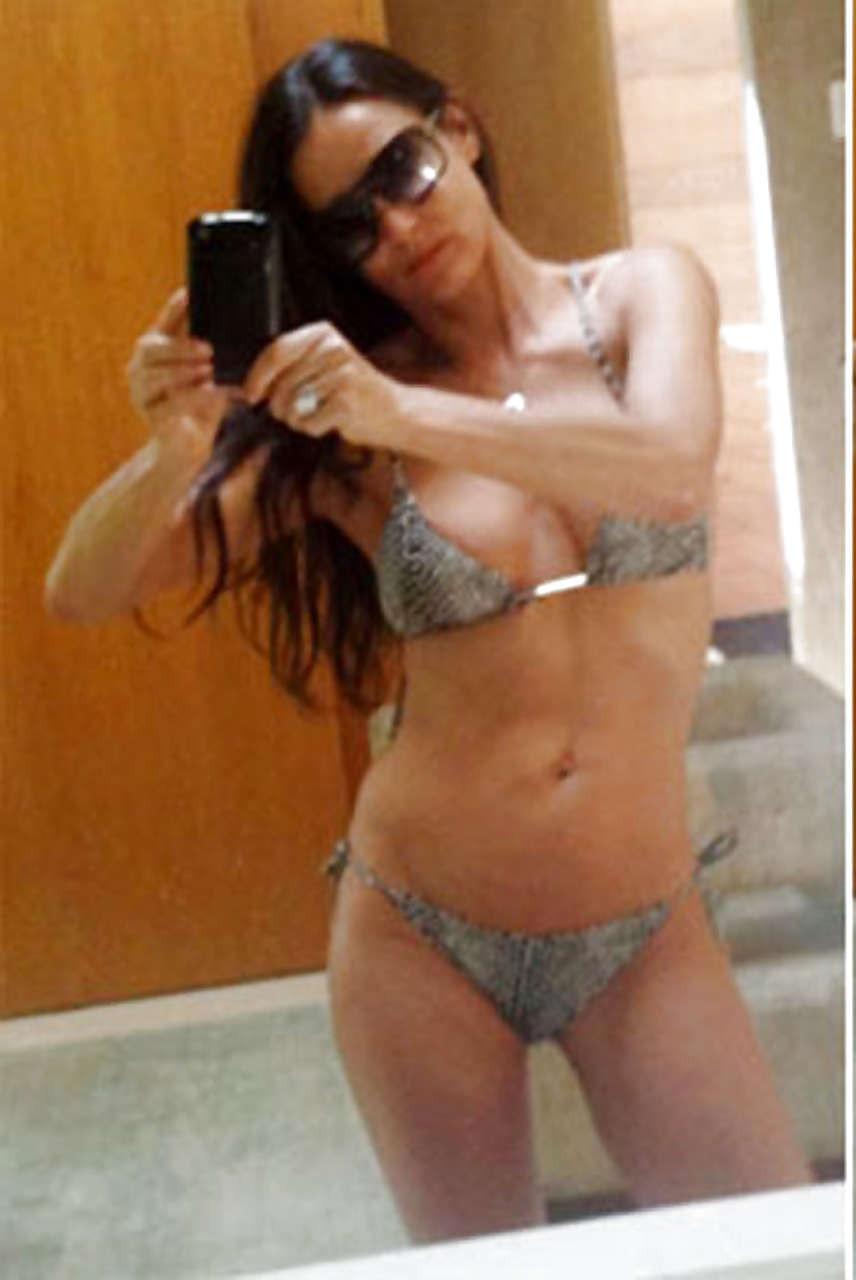 10P Demi Moore exposing her big boobs and hairy pussy