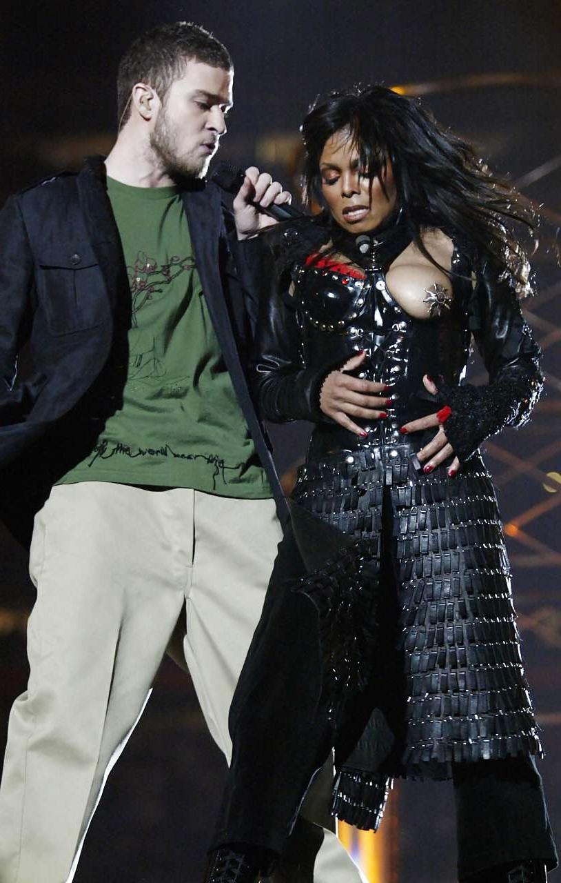 10P Janet Jackson exposing her bare pussy and tits while sunbathing nude